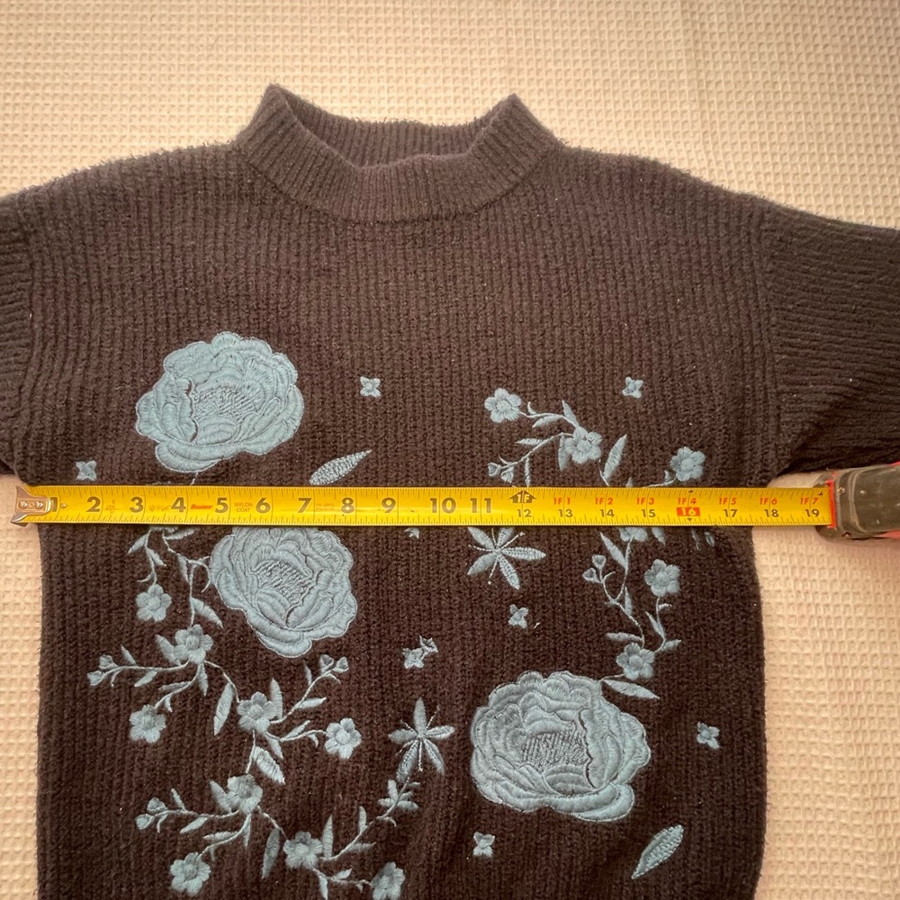 Fuzzy Embroidered Pullover Sweater Size Small Who What Wear Brand A7 - Picture 6 of 8